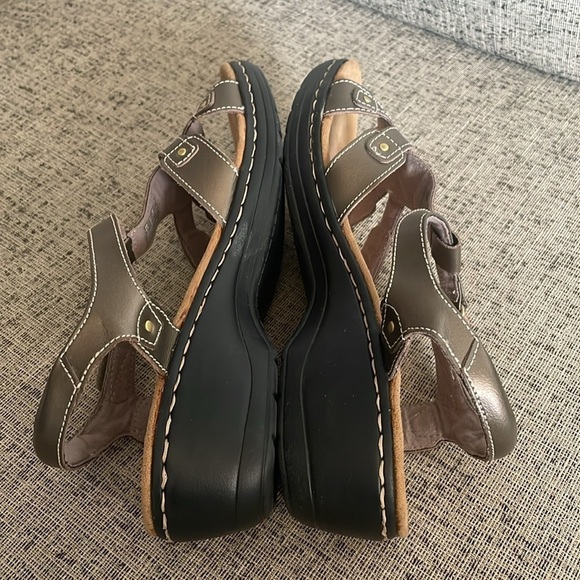 Clarks Collection Hayla Flute Gold Leather Sandal Wedge Size US 11 - Picture 11 of 13